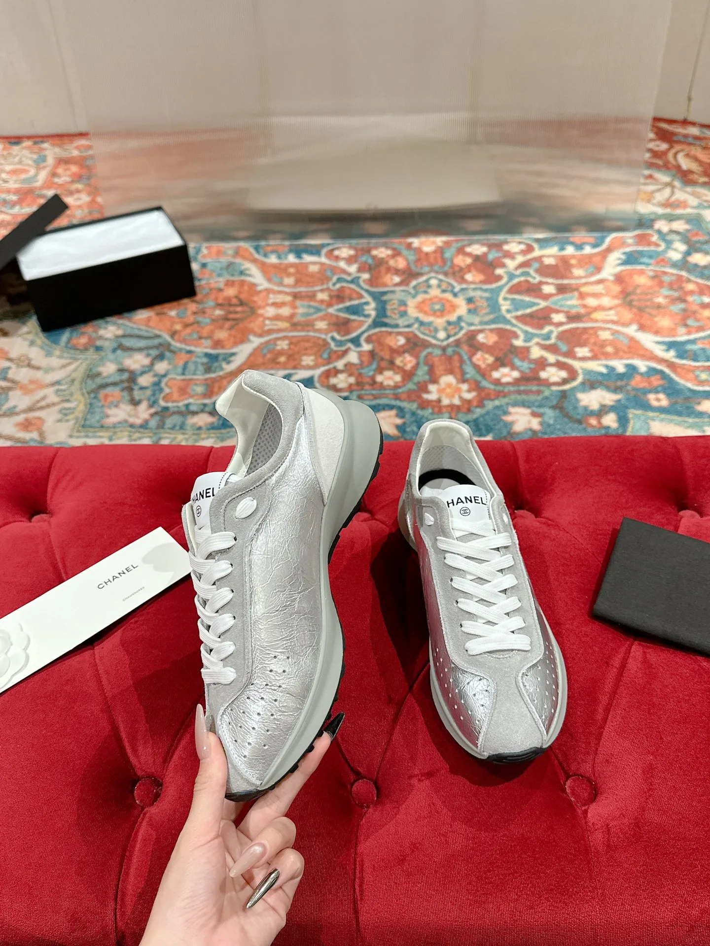 👟👟Ex-factory price 600👟👟 CHANEL Chanel classic sneakers, super internet celebrity series! There are so many Internet celebrities on their feet, and the counter is super popular〰️〰️ The world of Chanel has always been a dream for girls, the simple partition design is a super interpretation of multiple texture effects, the most eye-catching LOGO double C is also my favorite, no matter how you match it on your feet, the effect is completely amazing✔✔✔I must recommend you to buy this one⚡️⚡️Bangladesh environmentally friendly leather upper, original private model TPU outsole The color details are all compared 🆚 at the counter! Perfect presentation with zero color difference ❥ ❥ Every detail is beyond the genuine level! There is no pressure in and out of the counter☑️Number of yards: 35-40